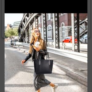 Bertasche Women’s Tote Bag with Purse Organizer. Black. New.